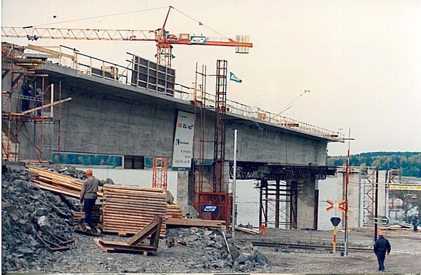 Lifting of Formwork, Bridge - Södra Länken, Sweden